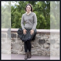 Rockmacherin - Strickjacke Käthe in Khaki mit Rock Kreizweg Rockmacherin - Strickjacke Käthe in Khaki mit Rock Kreizweg